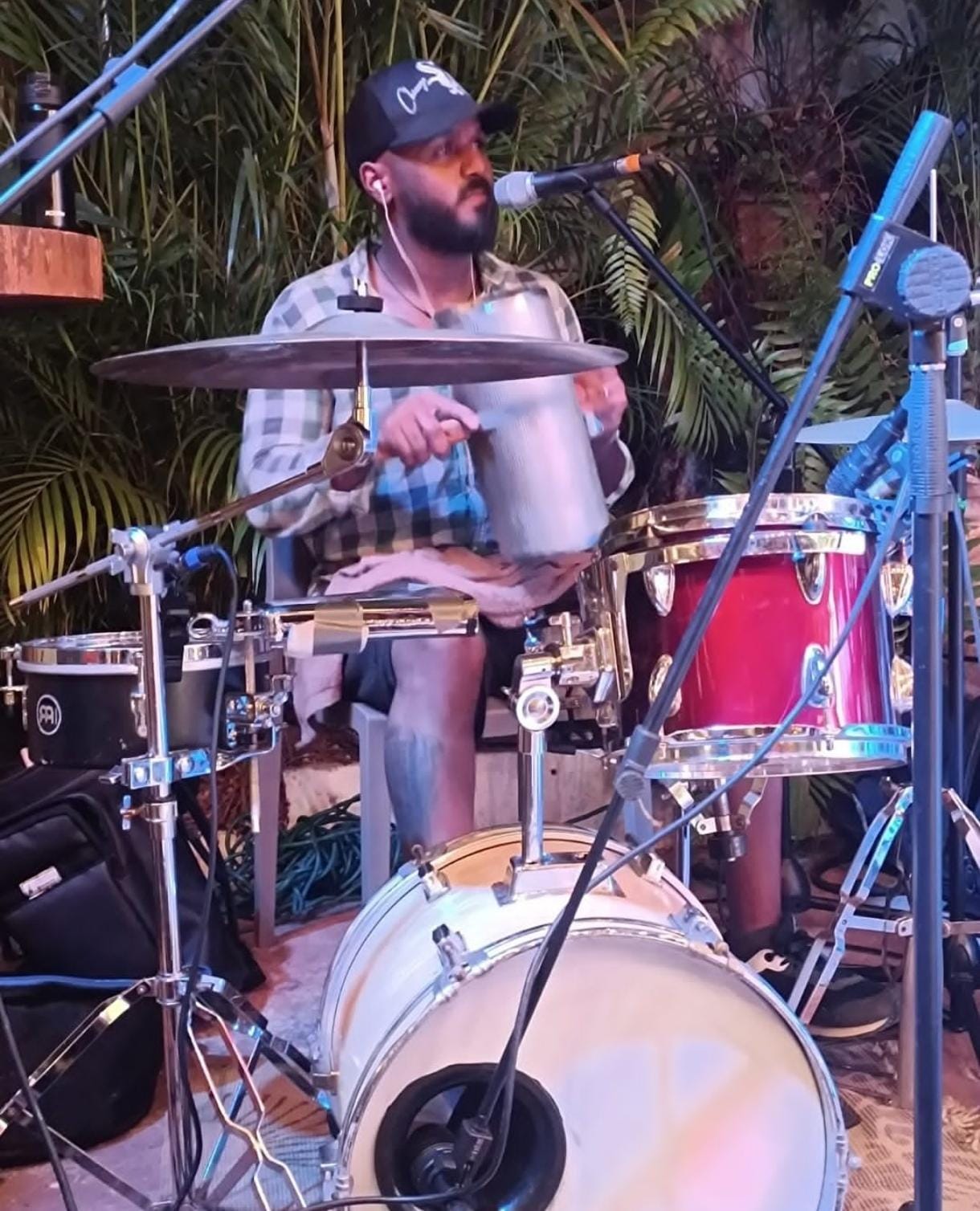 Música versátil para recepciones y fiestas privadas.